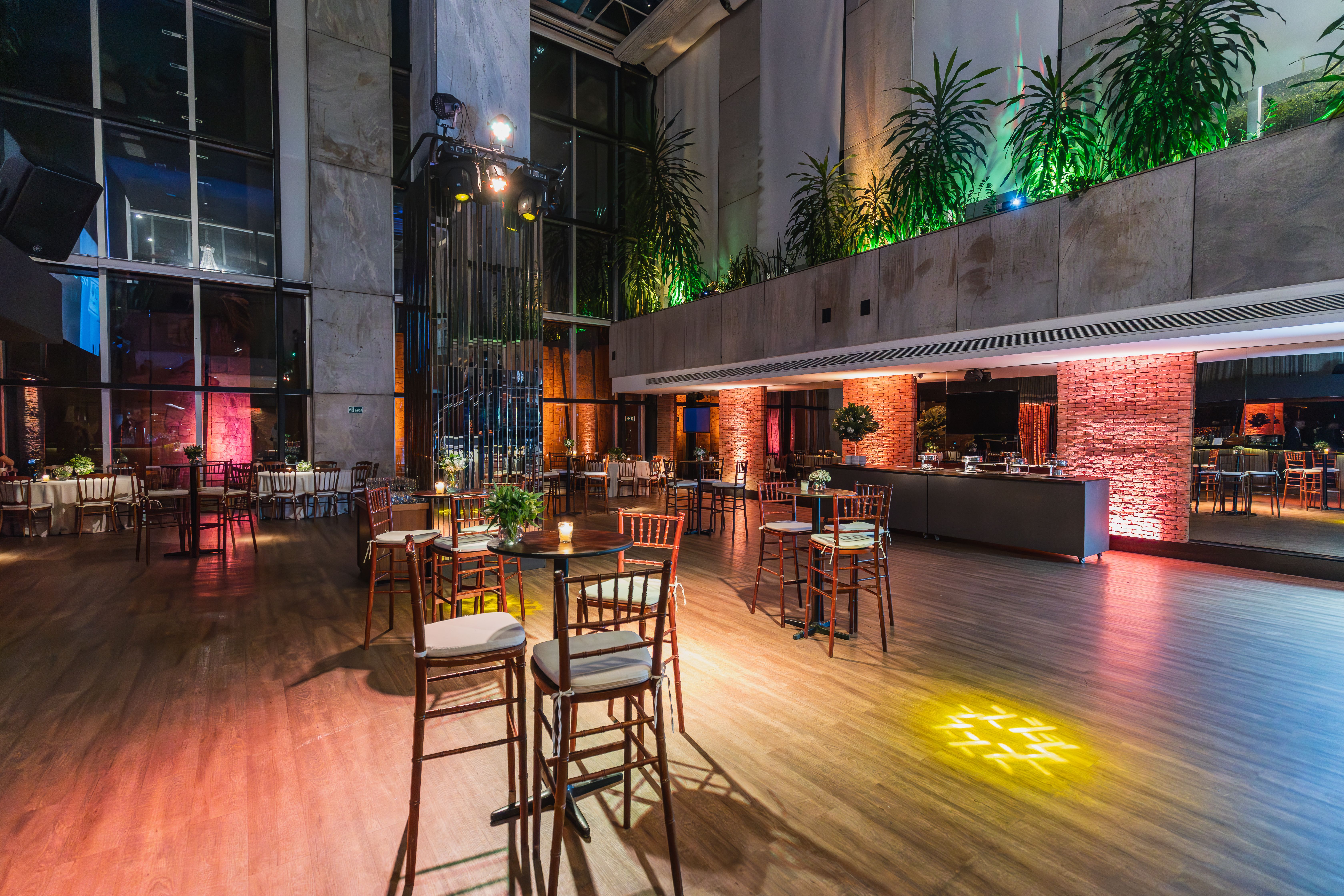 Espacio de eventos con iluminación profesional y mesas de coctelería